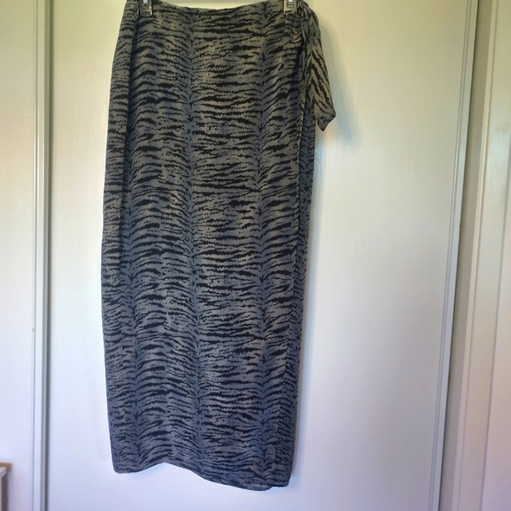 JONES & CO 100% Silk Grey & Black Animal Print Wrap Skirt size 12